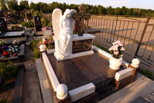 Памятник на кладбище